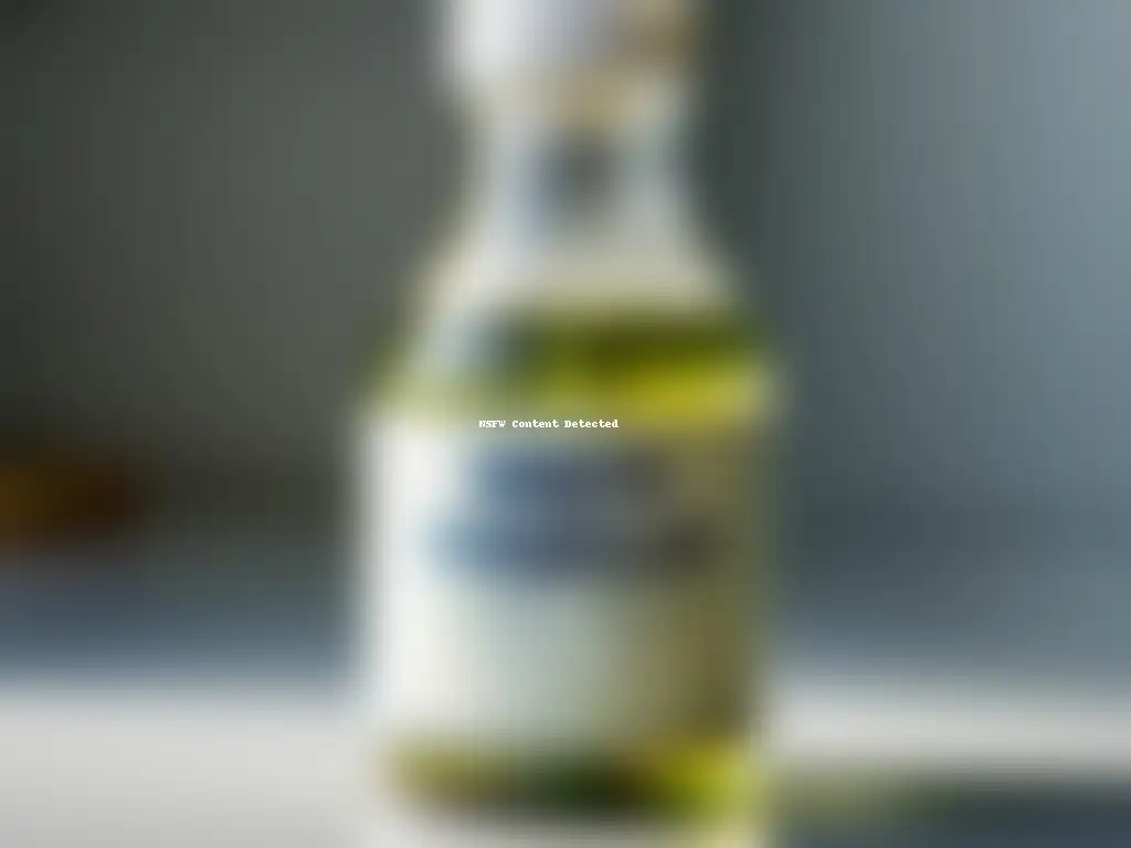 Botella de spray de vidrio con vinagre blanco, elegante y transparente, ideal para el artículo con 'Pasión por el Detalle'