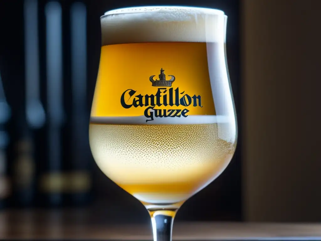 Detalle hipnotizante de una cerveza Cantillon Gueuze Lambic dorado y burbujeante en vaso Cantillon, con condensación y etiquetas elegantes