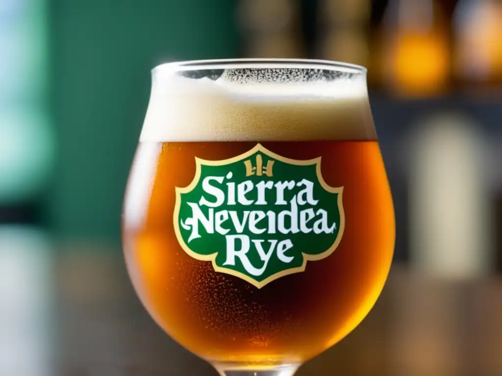 Cerveza Ruthless Rye IPA en vidrio Cerveza Ruthless Rye IPA de Sierra Nevada: Color ámbar, espuma abundante y detalles de textura y carbonatación